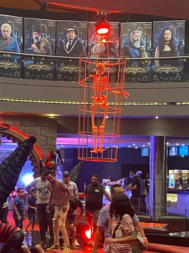 منة شلبي تدعم زميلها بفيلم "الإنس والنمس" بقبلة