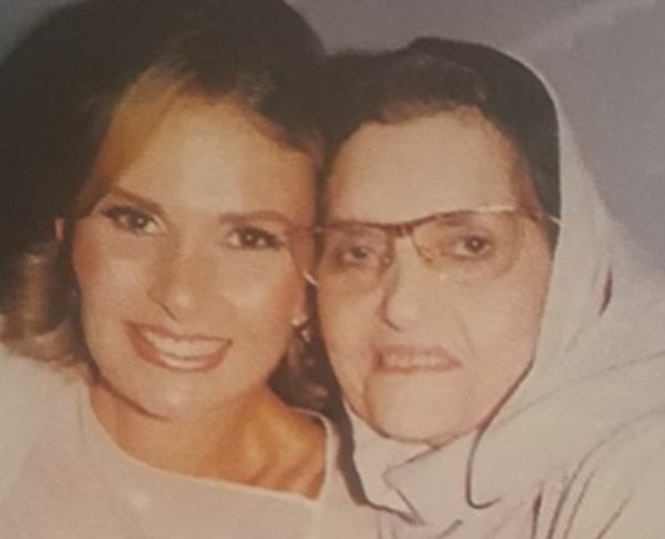 سبب تواجد الفنانة يسرا في لبنان .. وتعلق على رحيل والدتها برسالة مؤثرة