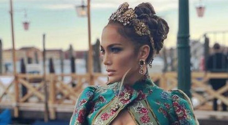 جينيفر لوبيز تفاجئ الجمهور بإطلالة إيطالية بتوقيع هذه العلامة العالمية