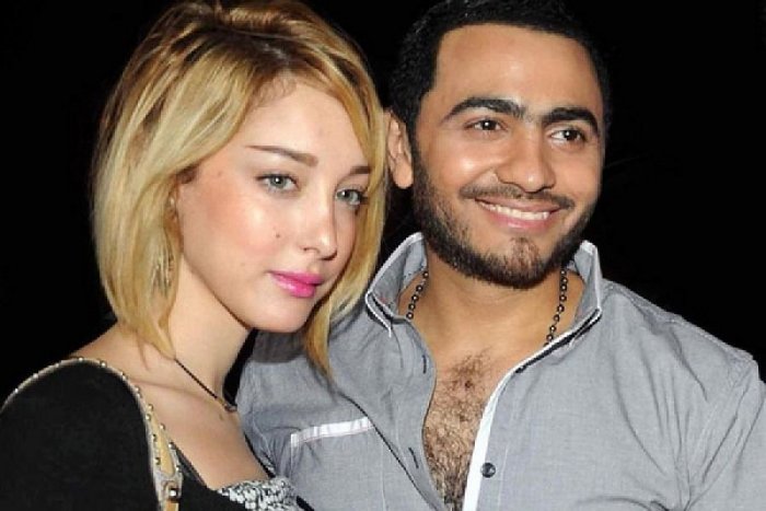 المغربية بسمة بوسيل تفاجىء تامر حسني على المسرح.. وتهديه هذه المفاجأة