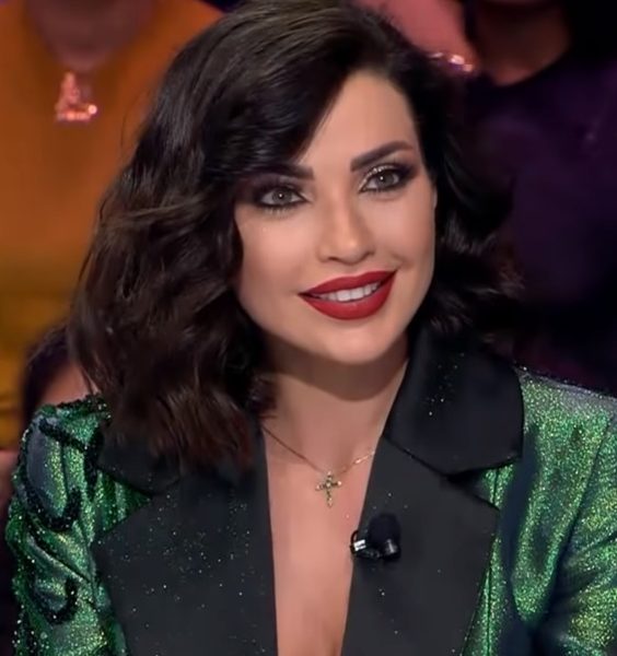 اللبنانية داليدا خليل تضع كمامة بهذا الشعار وتزف تهنئة إلى المغرب بهذه المناسبة