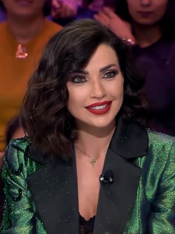اللبنانية داليدا خليل تضع كمامة بهذا الشعار وتزف تهنئة إلى المغرب بهذه المناسبة