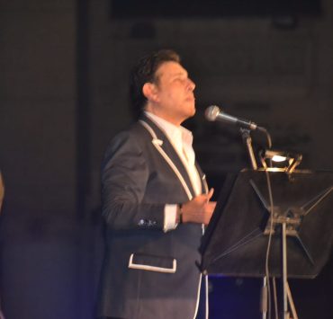 بالفيديو.. أمير الغناء العربي يغازل جمهوره الخليجي بأغنية "وأنت غايب"