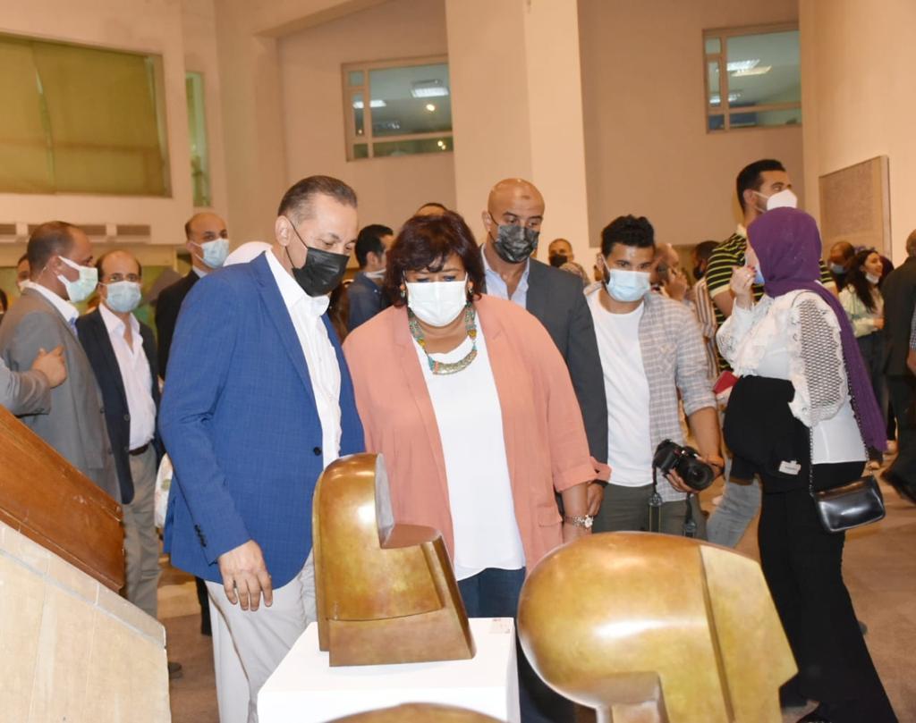 وزيرة الثقافة المصرية تفتتح فعاليات الدورة 42 من المعرض التشكيلي العام