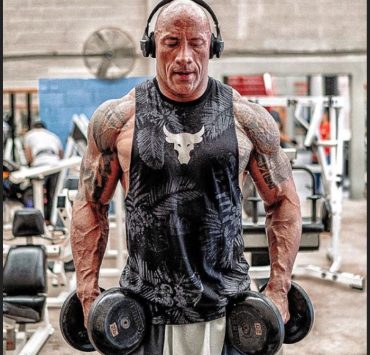 ذا روك يوبخ زميليه في هوليوود.. وهذا هو رده على الاستحمام