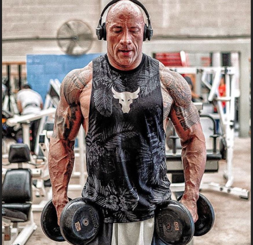 ذا روك يوبخ زميليه في هوليوود.. وهذا هو رده على الاستحمام