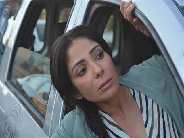 منى زكي تتعرض لحملة انتقاد لاذعة بسبب دلال عبد العزيز وحماقي