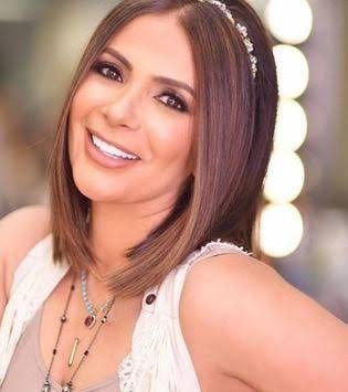 منى زكي تتعرض لحملة انتقاد لاذعة بسبب دلال عبد العزيز وحماقي