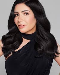 منى زكي تتعرض لحملة انتقاد لاذعة بسبب دلال عبد العزيز وحماقي