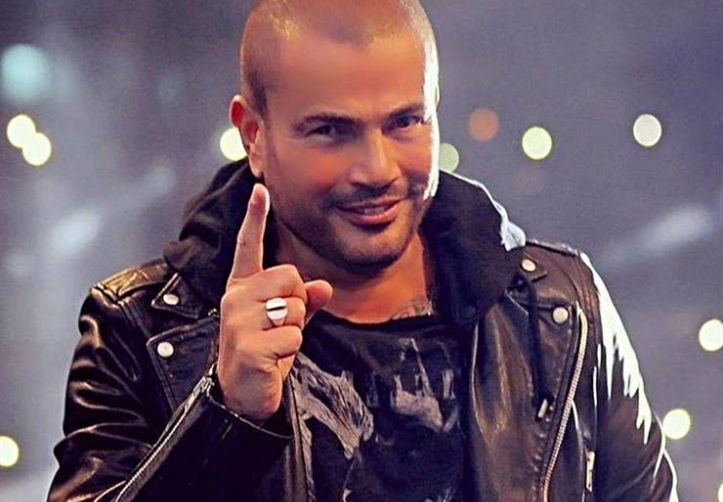 عمرو دياب يلهب حماس جمهوره في دبي بـ "يا قمر"