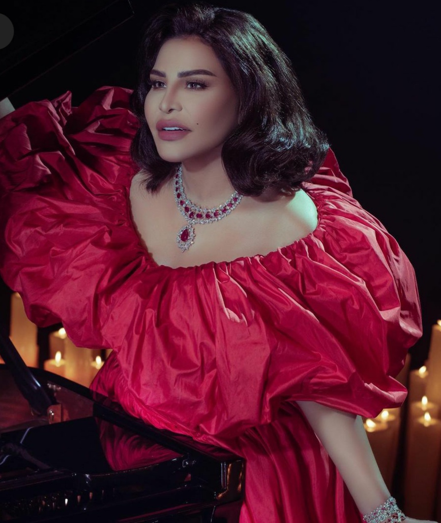 الفنانة أحلام تنشر 10 صور بالأحمر.. وتهدي متابعيها قصيدة أغنيتها الجديدة..
