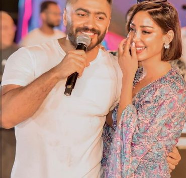 المغربية بسمة بوسيل تفاجىء تامر حسني على المسرح.. وتهديه هذه المفاجأة