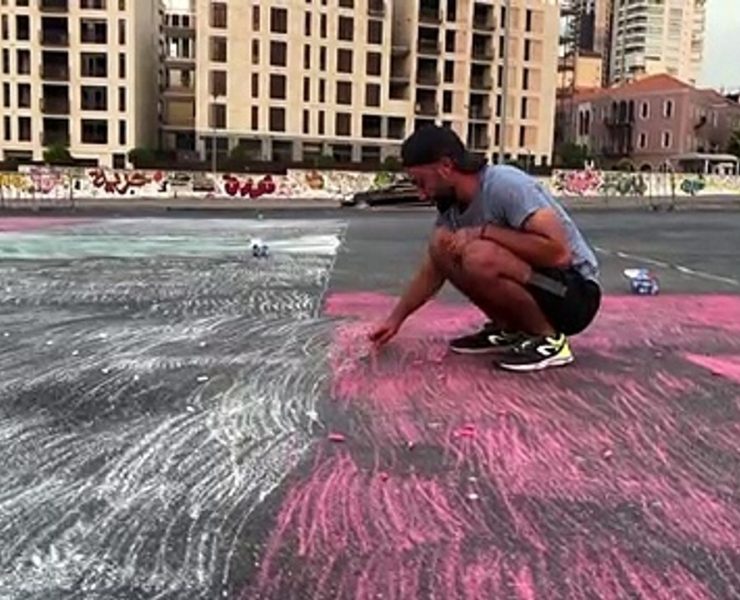 رسام لبناني يدخل موسوعة غينيس برسم علم بلده بالطبشور