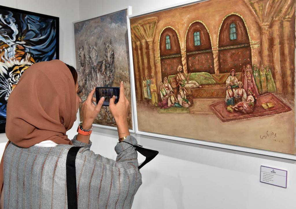 بنجاح.. افتتح معرض "الناجين من السرطان"