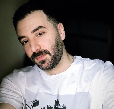 يامن الحجلي: لم نأتِ من أروقة المقاهي ودخان الأراكيل