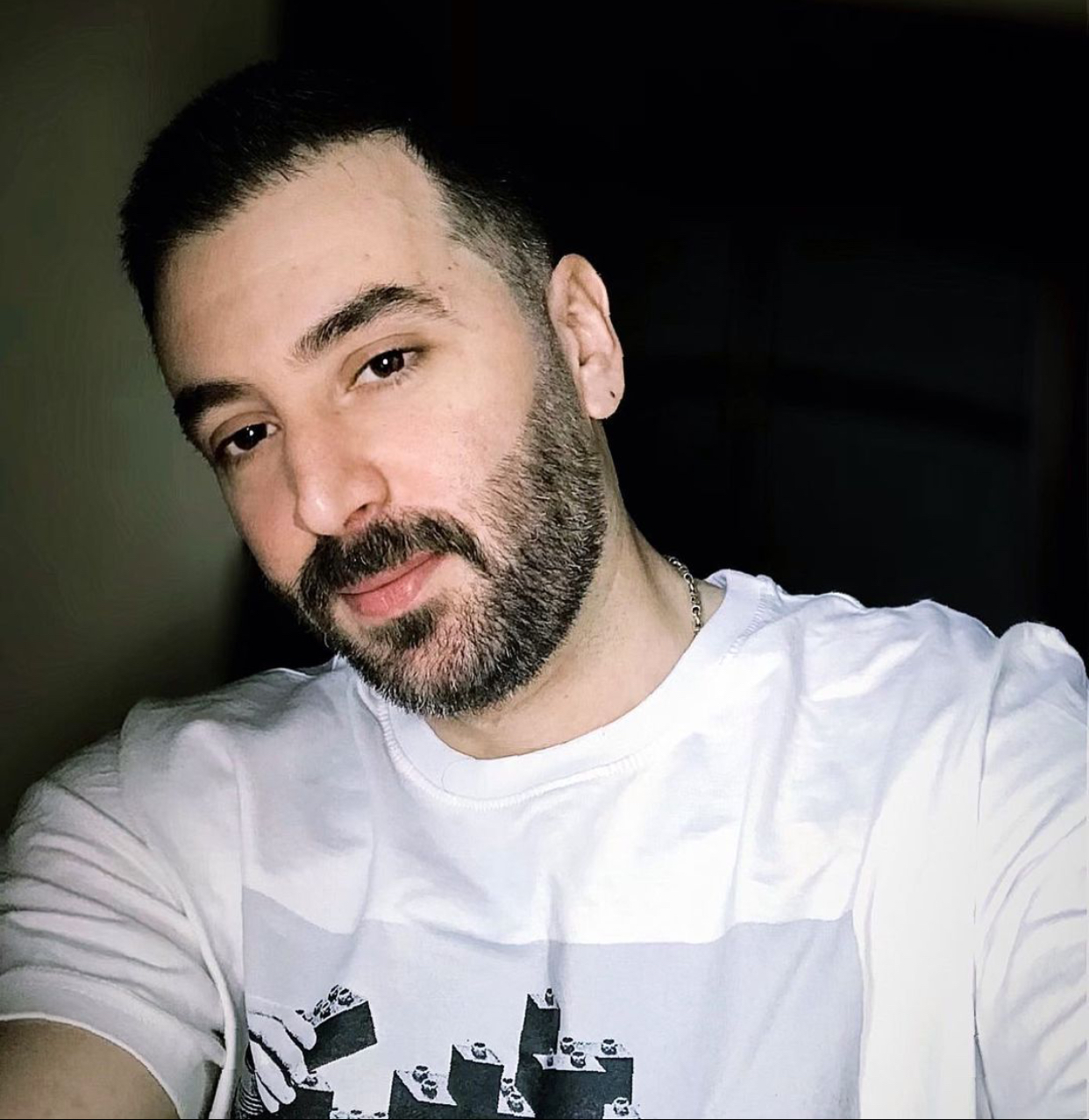 يامن الحجلي: لم نأتِ من أروقة المقاهي ودخان الأراكيل