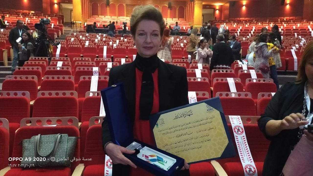 التكريم يحملها مسؤولية… نادين خوري مكرّمة في تونس