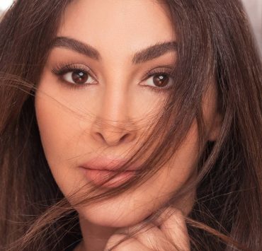إليسا تحسم الجدل حول موضوع ارتدائها الدرع
