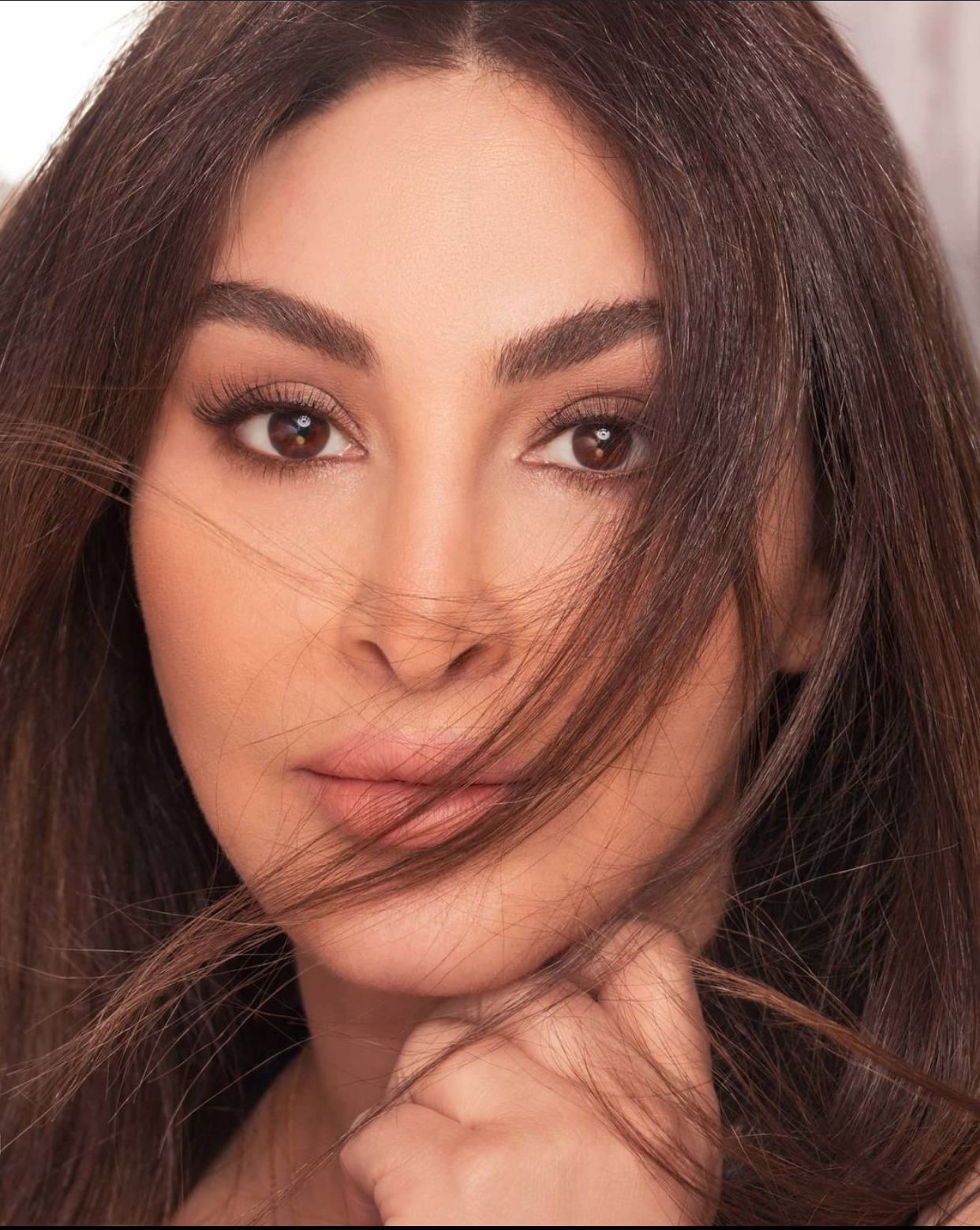 إليسا تحسم الجدل حول موضوع ارتدائها الدرع
