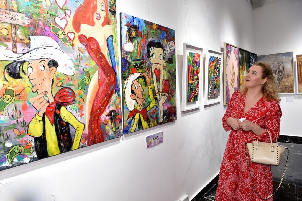 بنجاح.. افتتح معرض "الناجين من السرطان"