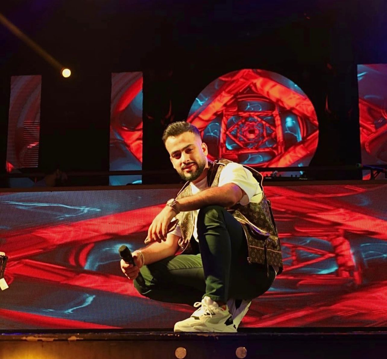 محمد جواني يطلب فزعة من الجمهور لأغنية "عاليها واطيها"
