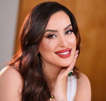 المغربية وسيمة تعود للساحة الفنية وتفتح "باب القفص"