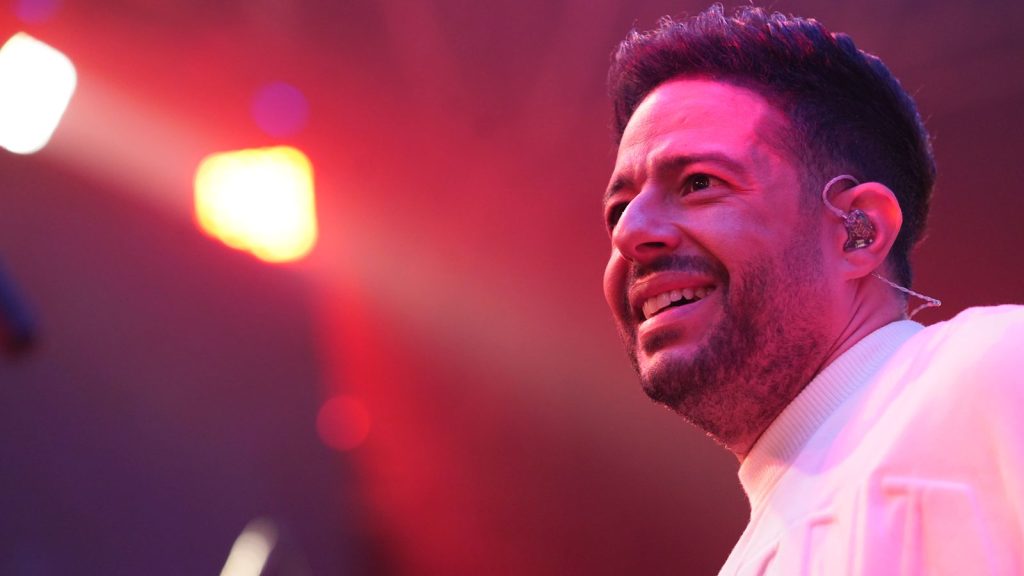 بالصور .. حماقي يتألق في أضخم حفلات الشيخ زايد بحضور كامل العدد والجمهور يطالبه ب" عجبي" بعد تصدرها للتريند