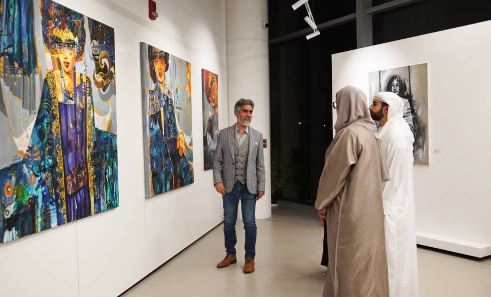 معرض "آرت دبي" يحتفي بالمرأة عبر لوحات فنية إبداعية