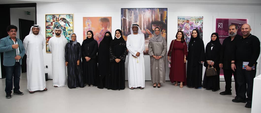 معرض "آرت دبي" يحتفي بالمرأة عبر لوحات فنية إبداعية