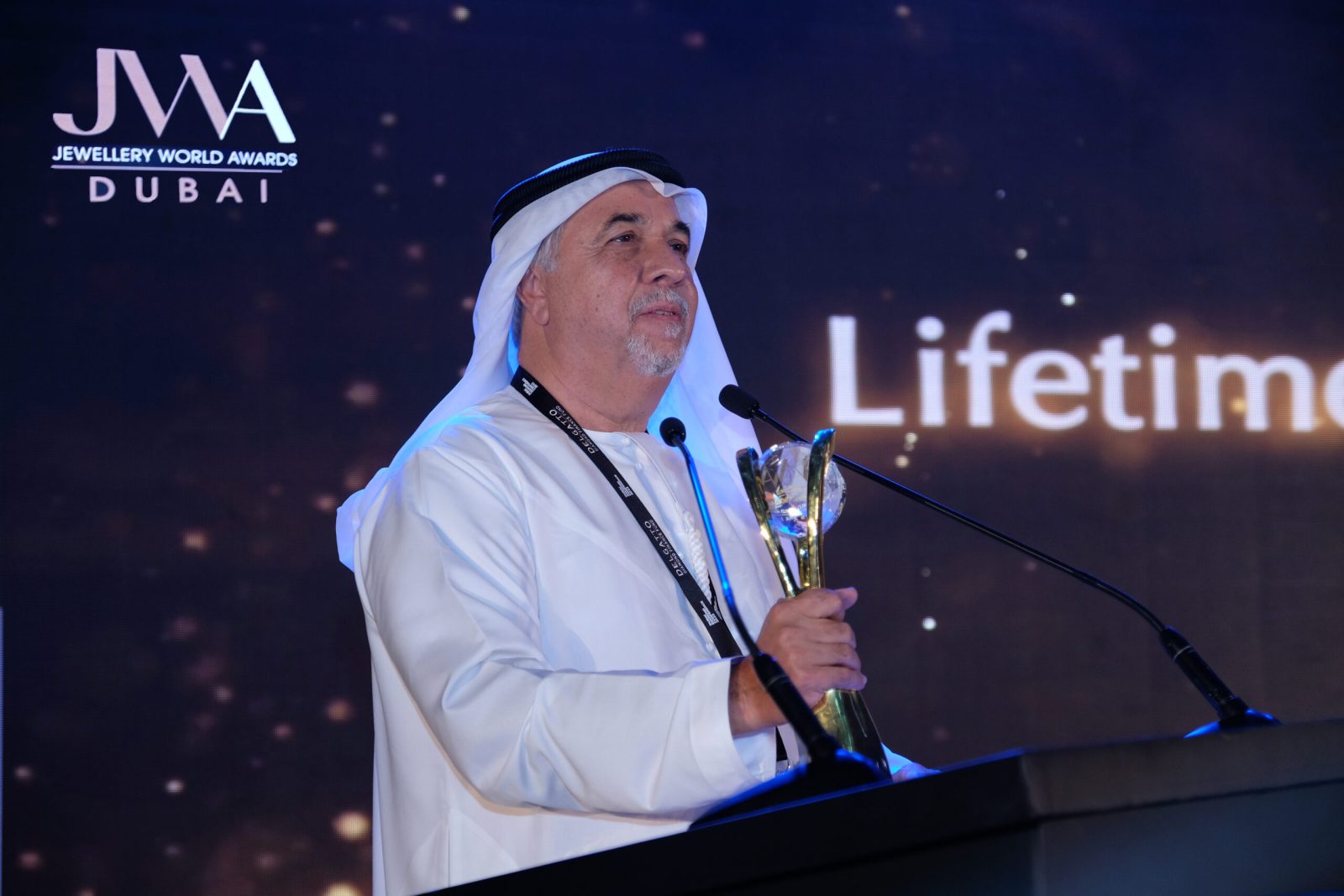 توحيد عبدالله الرئيس التنفيذي لمجوهرات جوهرة يحصل على جائزة إنجازات المسيرة المهنية