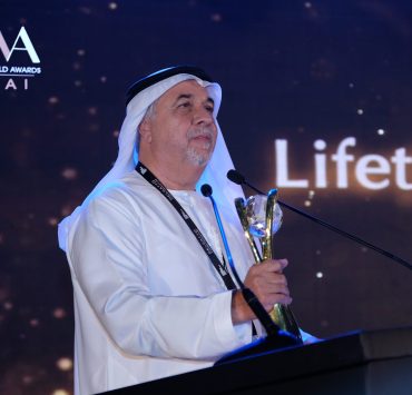 توحيد عبدالله الرئيس التنفيذي لمجوهرات جوهرة يحصل على جائزة إنجازات المسيرة المهنية
