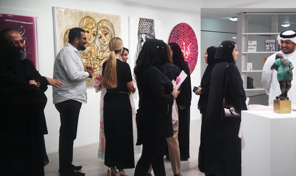 معرض "آرت دبي" يحتفي بالمرأة عبر لوحات فنية إبداعية