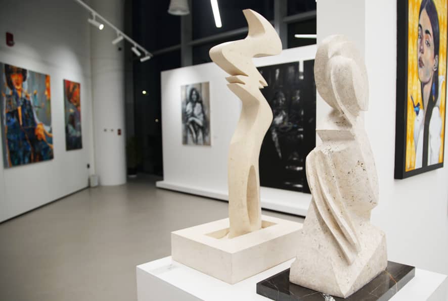 معرض "آرت دبي" يحتفي بالمرأة عبر لوحات فنية إبداعية