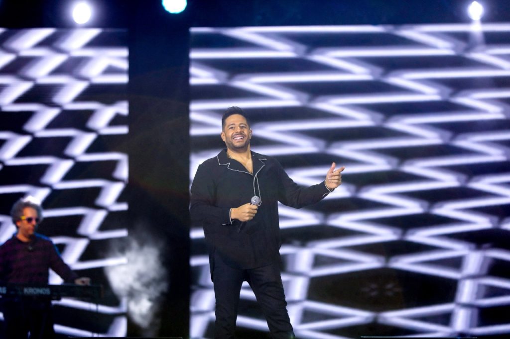 بالصور .. حماقي يتصدر تريند تويتر بالكويت عقب حفله بالمهرجان الأول .. والجمهور : " الكويت كلها في حفل حماقي"
