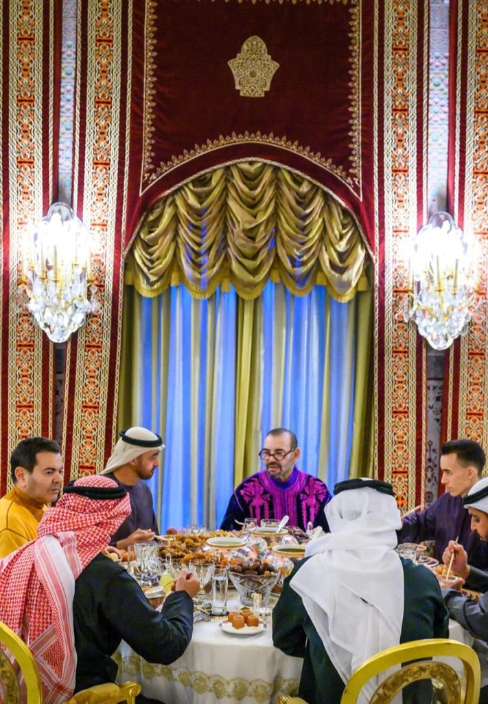 محمد بن زايد يحضر مأدبة إفطار أقامها ملك المغرب