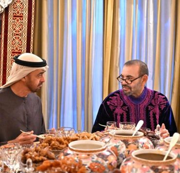 محمد بن زايد يحضر مأدبة إفطار أقامها ملك المغرب