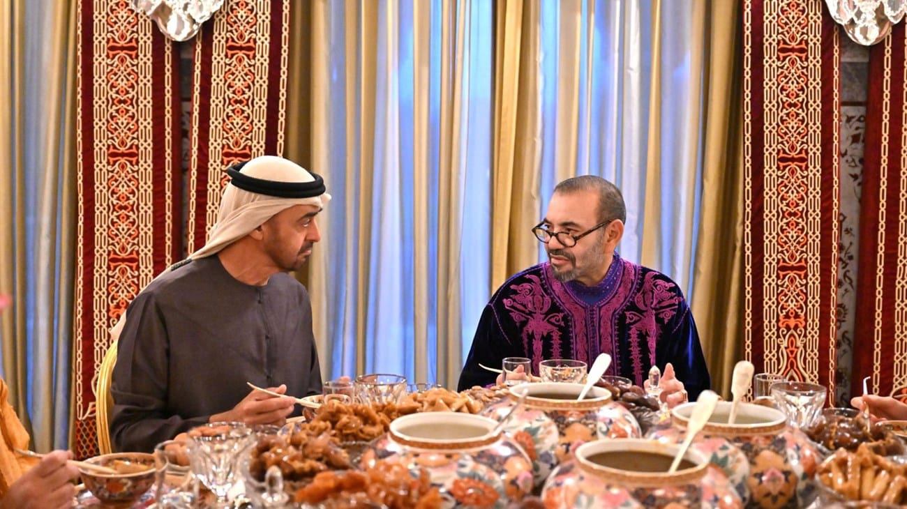 محمد بن زايد يحضر مأدبة إفطار أقامها ملك المغرب