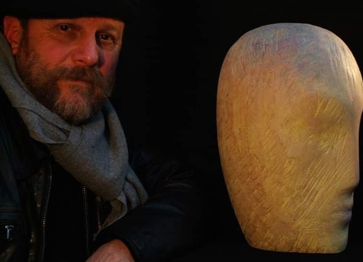 النحات مصطفى علي يعبر عن الواقع المعاش في "سكيتش"