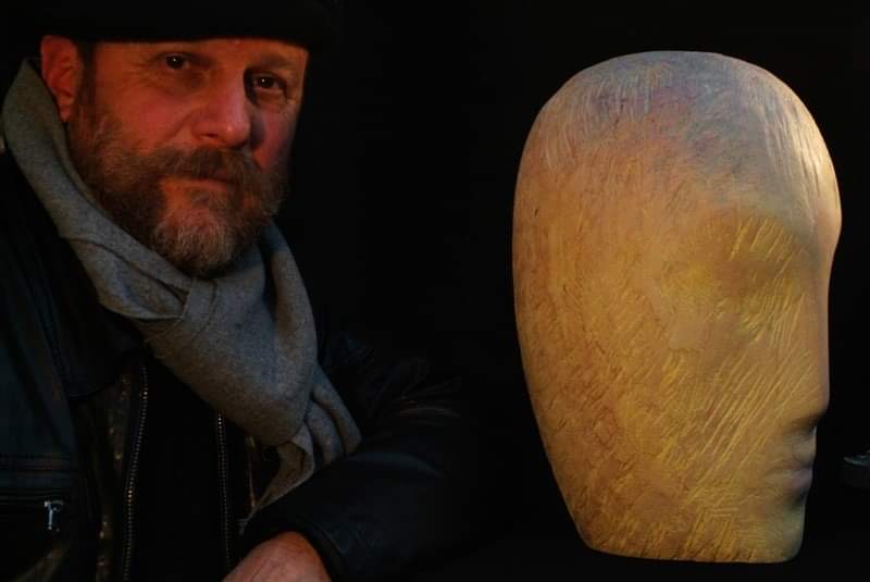 النحات مصطفى علي يعبر عن الواقع المعاش في "سكيتش"