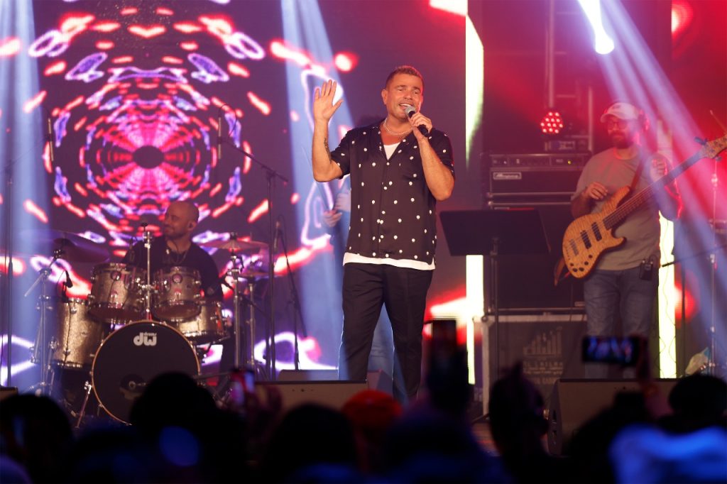 عمرو دياب يتألق في حفل العيد بالكويت والجمهور يغني معه "هتدلع"