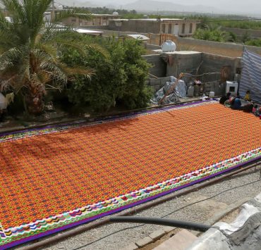 طهران تنسج أكبر سجادة كليم في العالم
