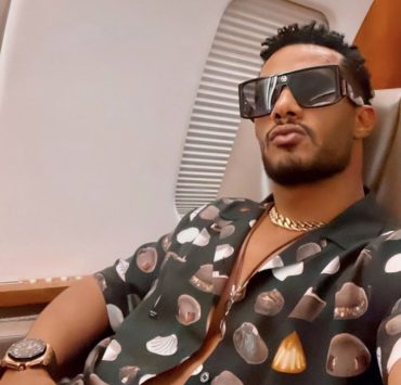 محمد رمضان حديث السوشيل ميديا بعد دخوله المسرح بسيارة مميزة