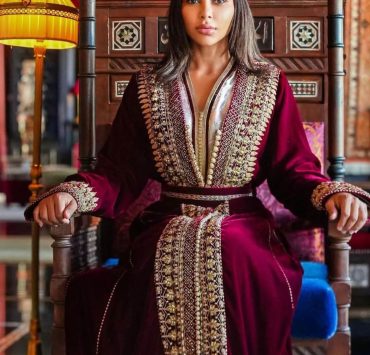 من المدينة الحمراء.. مهيرة عبد العزيز تتألق بالقفطان المغربي