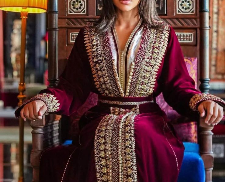 من المدينة الحمراء.. مهيرة عبد العزيز تتألق بالقفطان المغربي