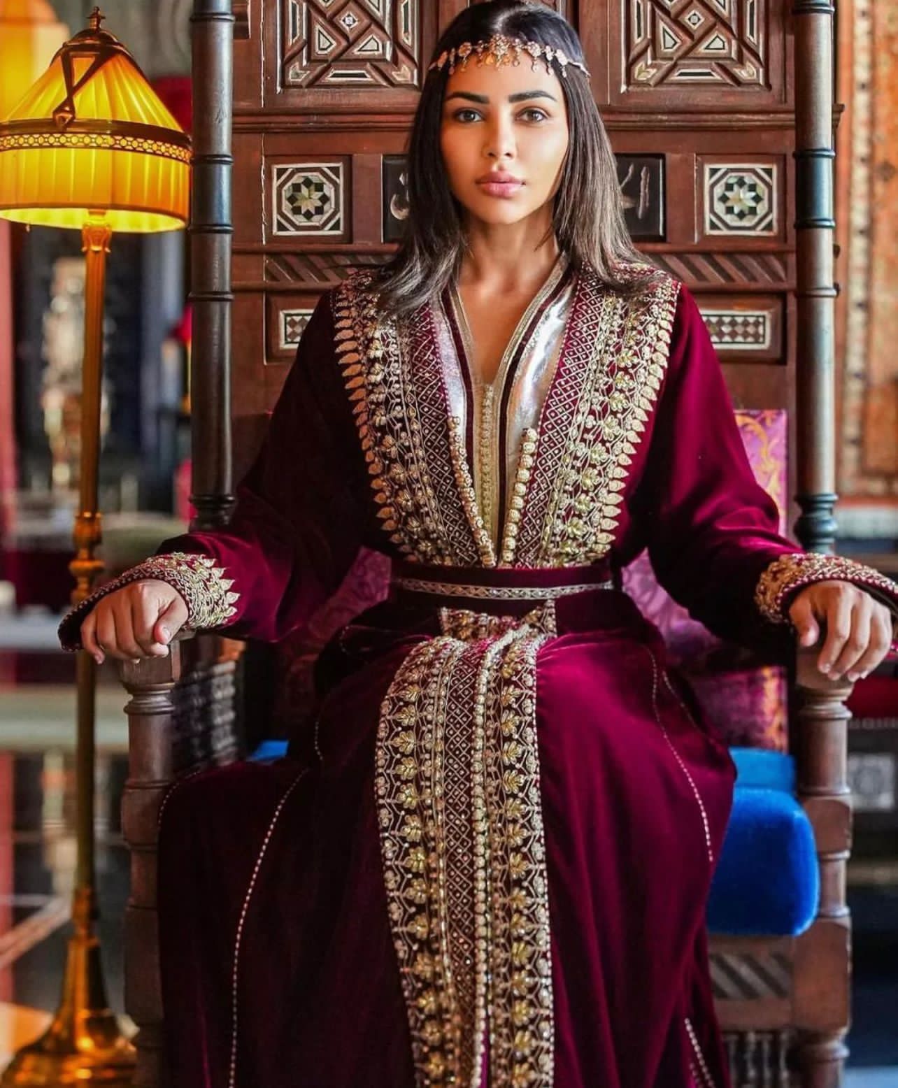 من المدينة الحمراء.. مهيرة عبد العزيز تتألق بالقفطان المغربي