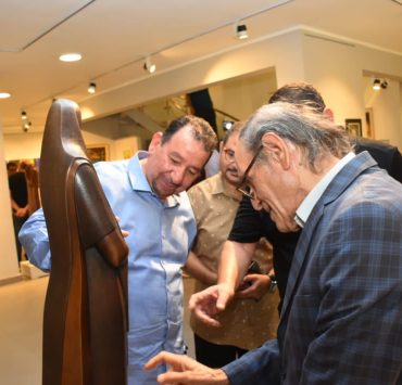 350 عمل تشكيلي لـ 200 فنان يُجسد الحياة في العالم العربي