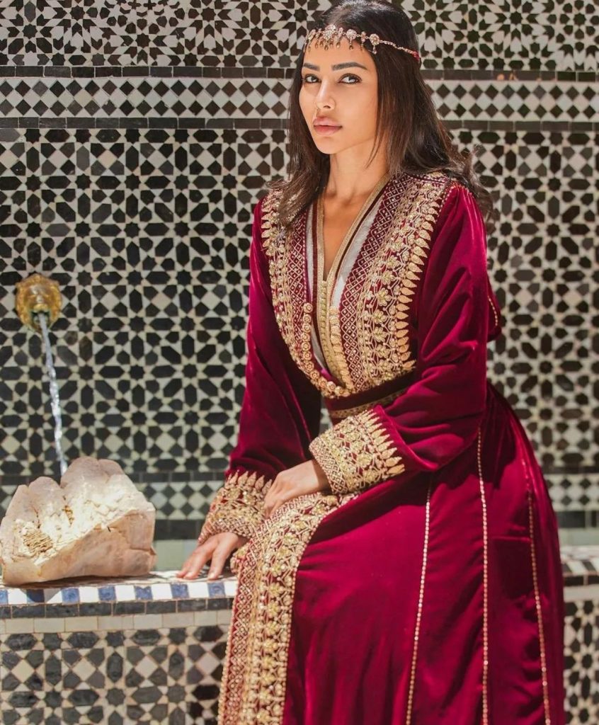 من المدينة الحمراء.. مهيرة عبد العزيز تتألق بالقفطان المغربي