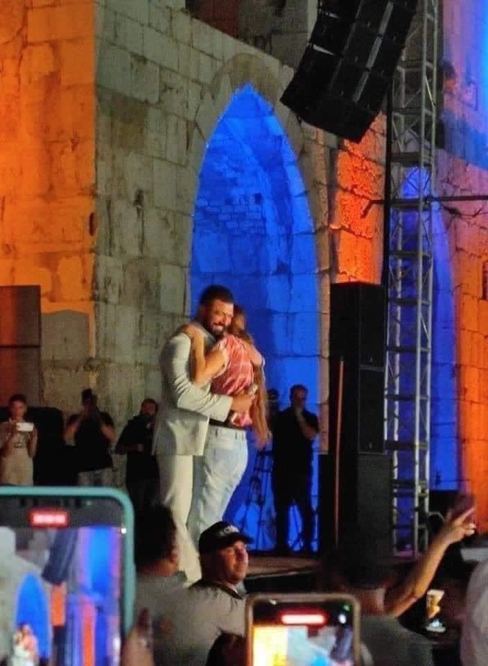معجبة تتمكن من اقتحام المسرح واحتضان سيف نبيل