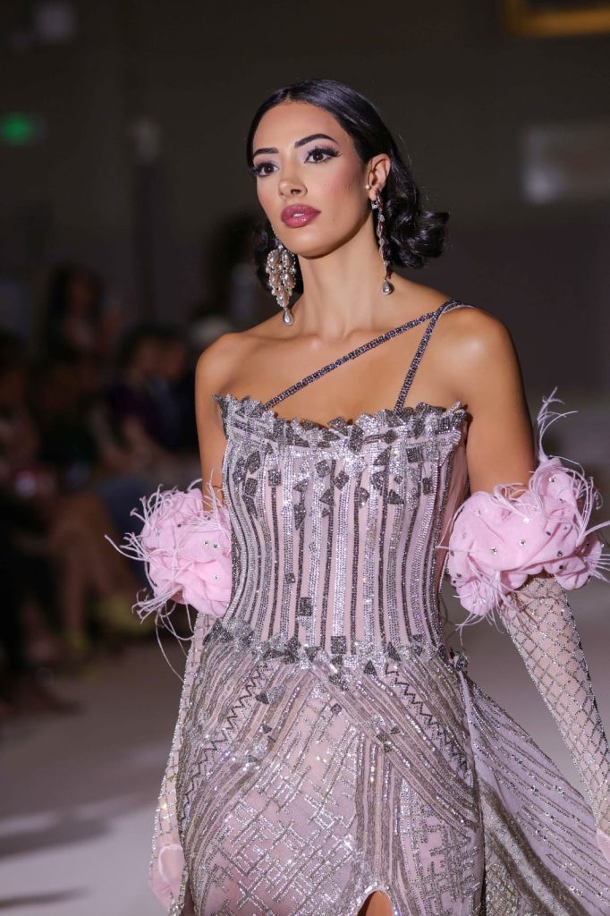 بإطلالات ملكية وفساتين زفاف ذهبية وملونة .. البحيري يتألق بأقوى تصميماته لشتاء وخريف 2023