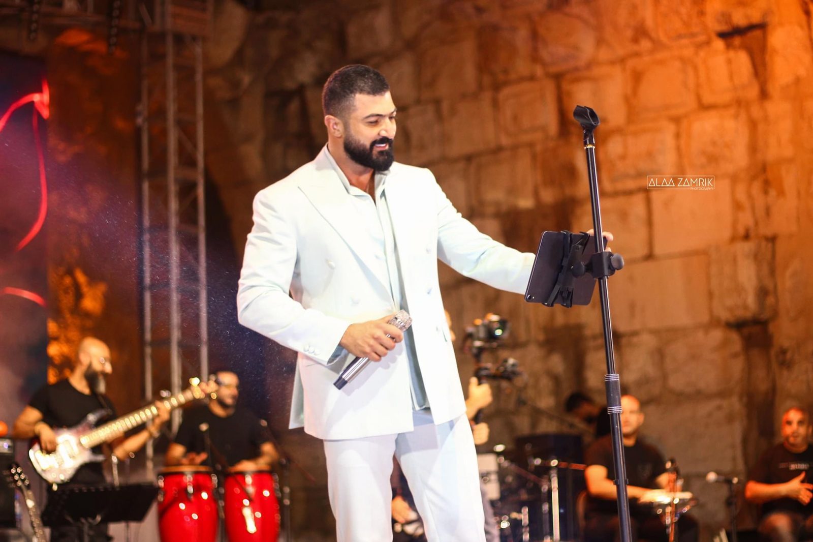 معجبة تتمكن من اقتحام المسرح واحتضان سيف نبيل